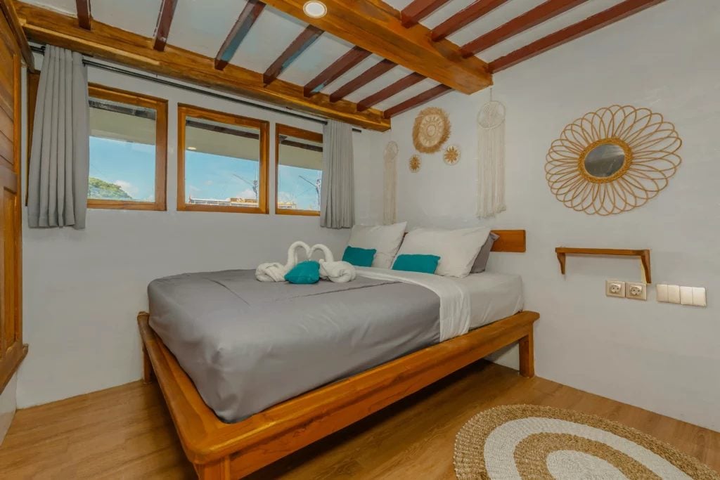 Master Cabin Main Deck cabin aboard Amore liveaboard
