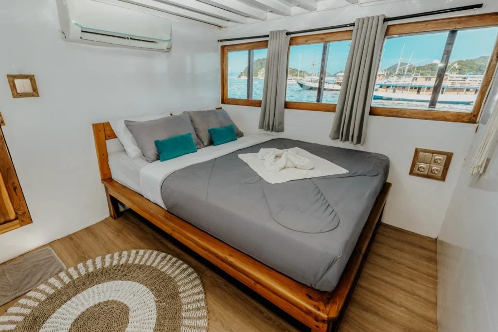 Master Cabin Main Deck cabin aboard Amore liveaboard