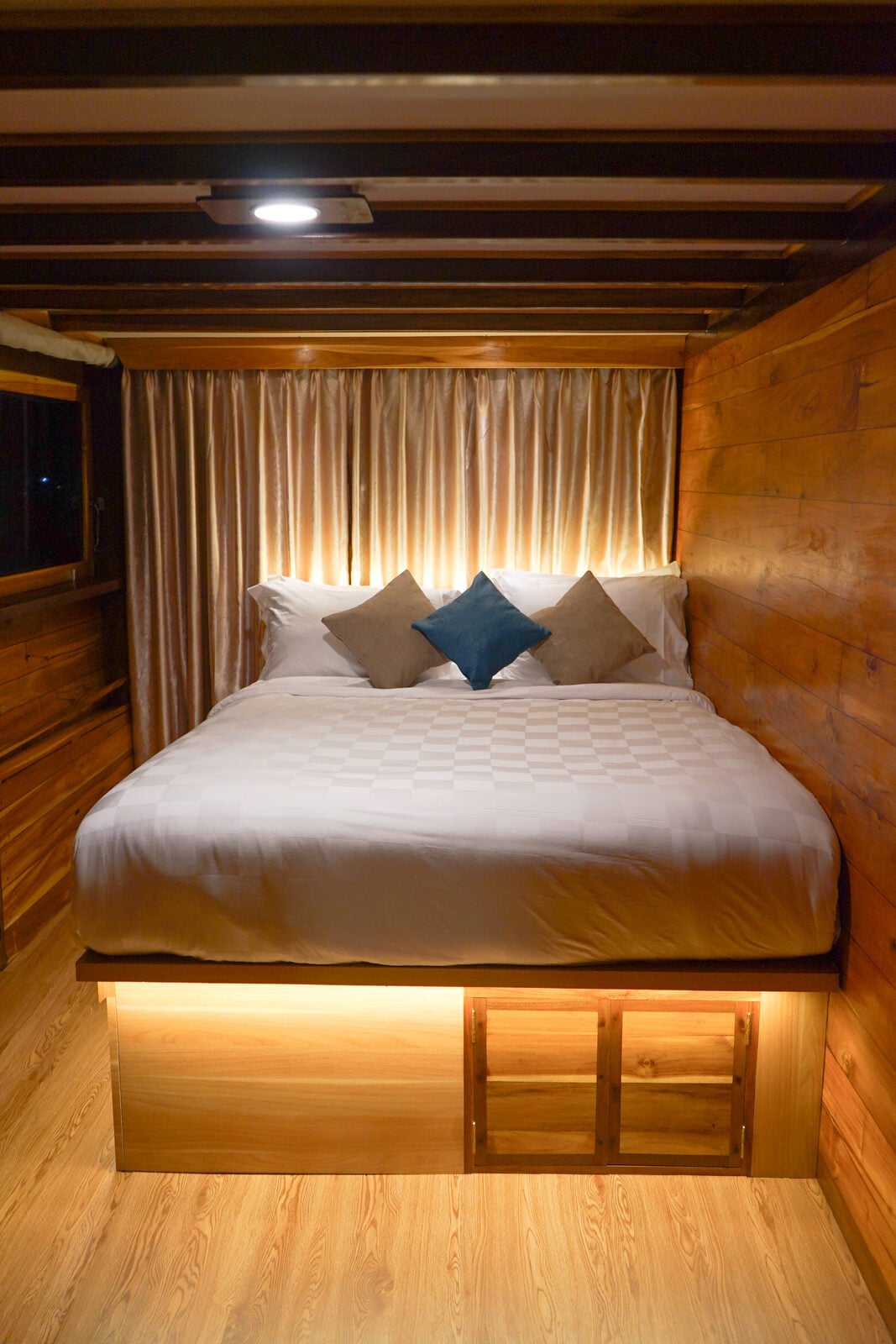 WESTERN cabin aboard Vinca liveaboard