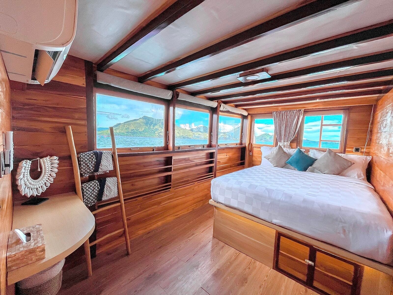 WESTERN cabin aboard Vinca liveaboard