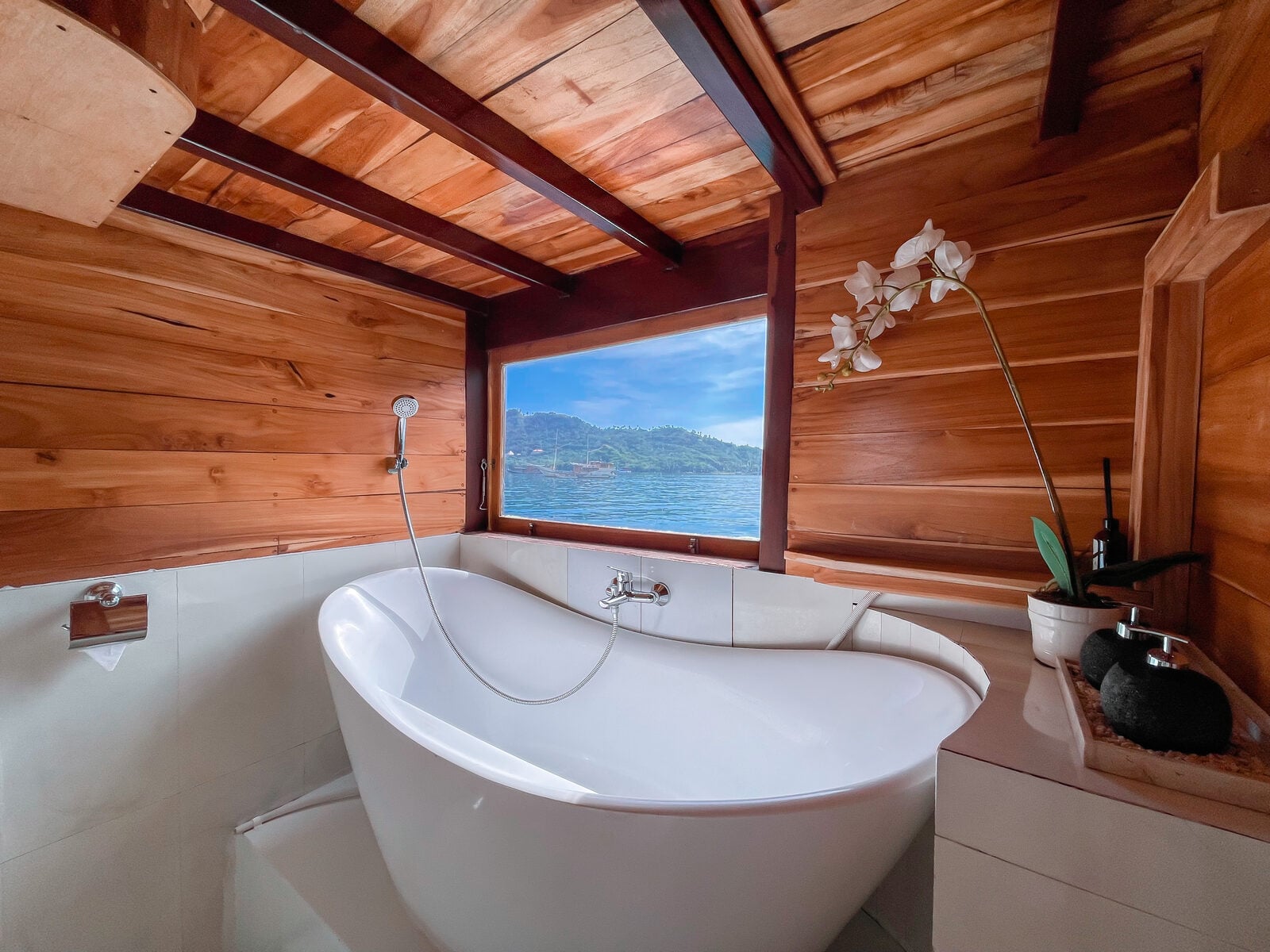 WESTERN cabin aboard Vinca liveaboard