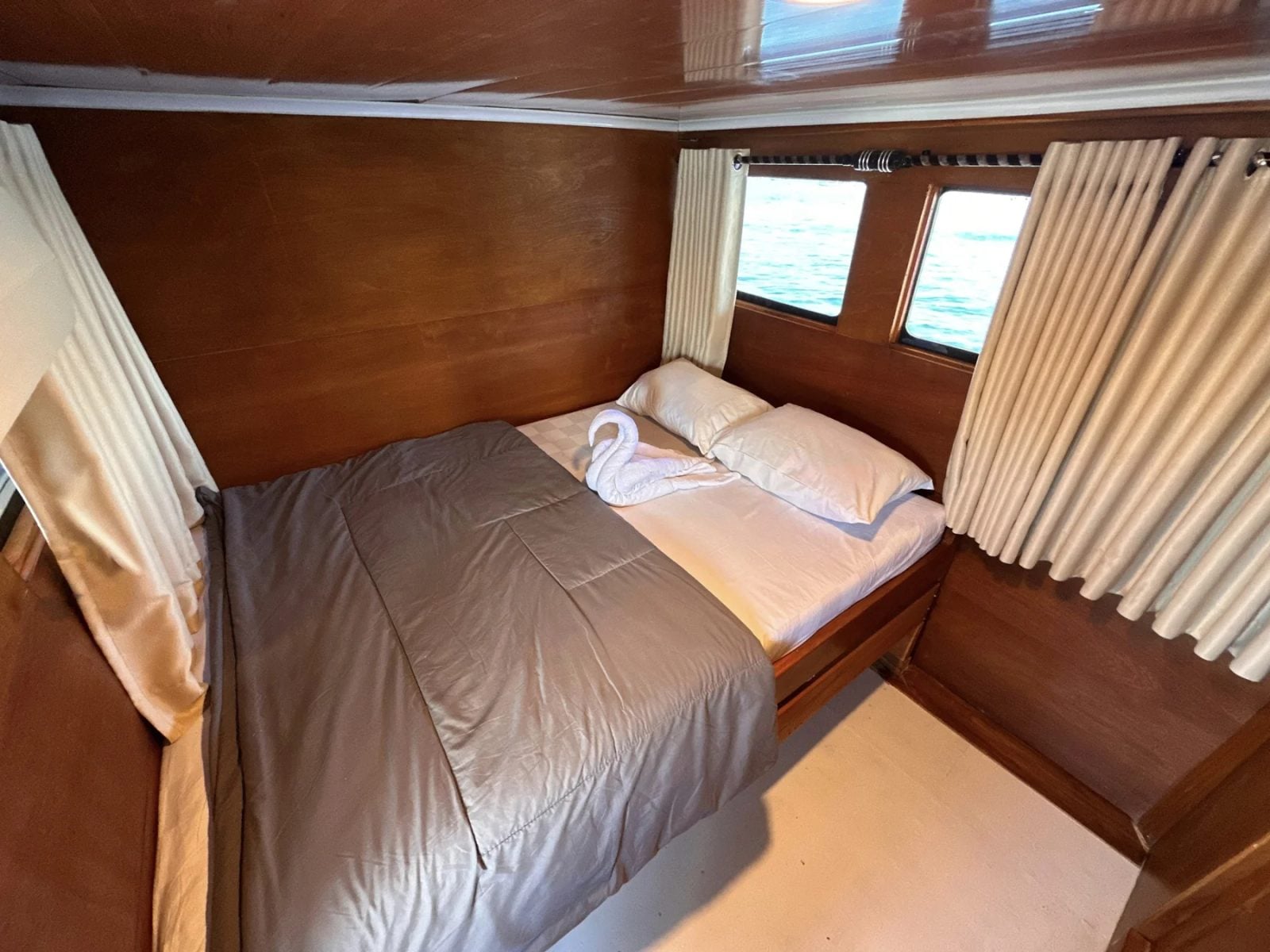 Master Room (Upper Deck) cabin aboard Nemmo liveaboard