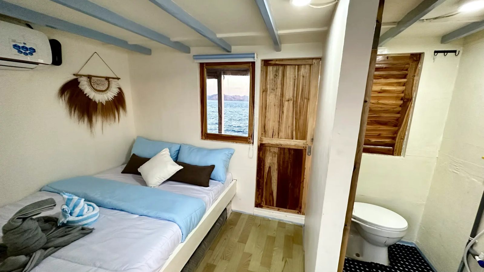 Master Room (Upper Deck) cabin aboard New Pandawa liveaboard