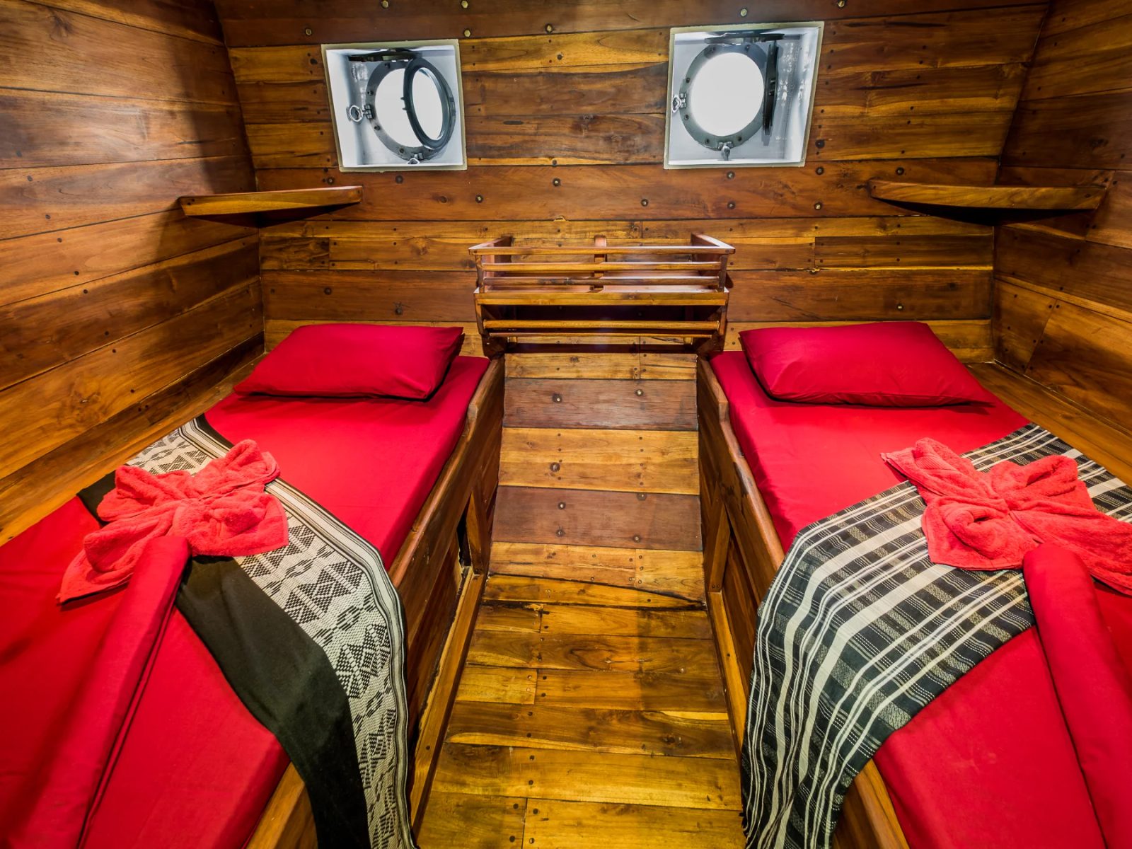 Twin Cabin cabin aboard Akomo Isseki liveaboard