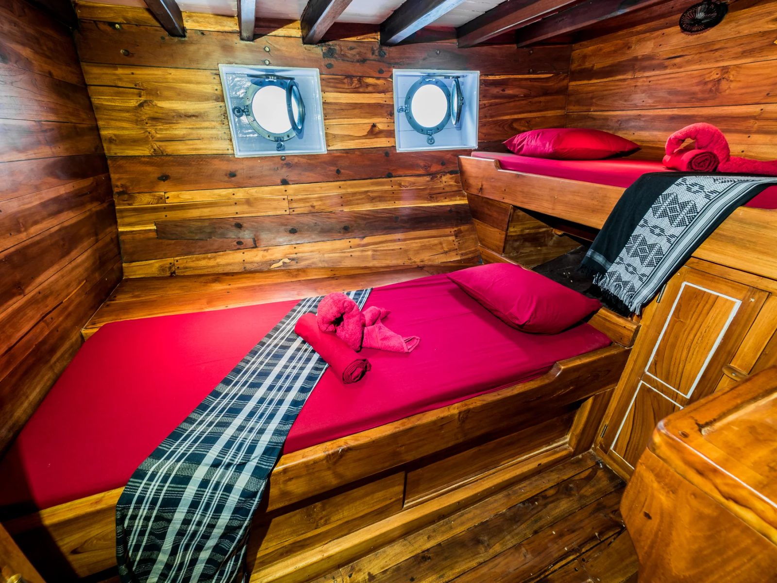 Twin Cabin cabin aboard Akomo Isseki liveaboard