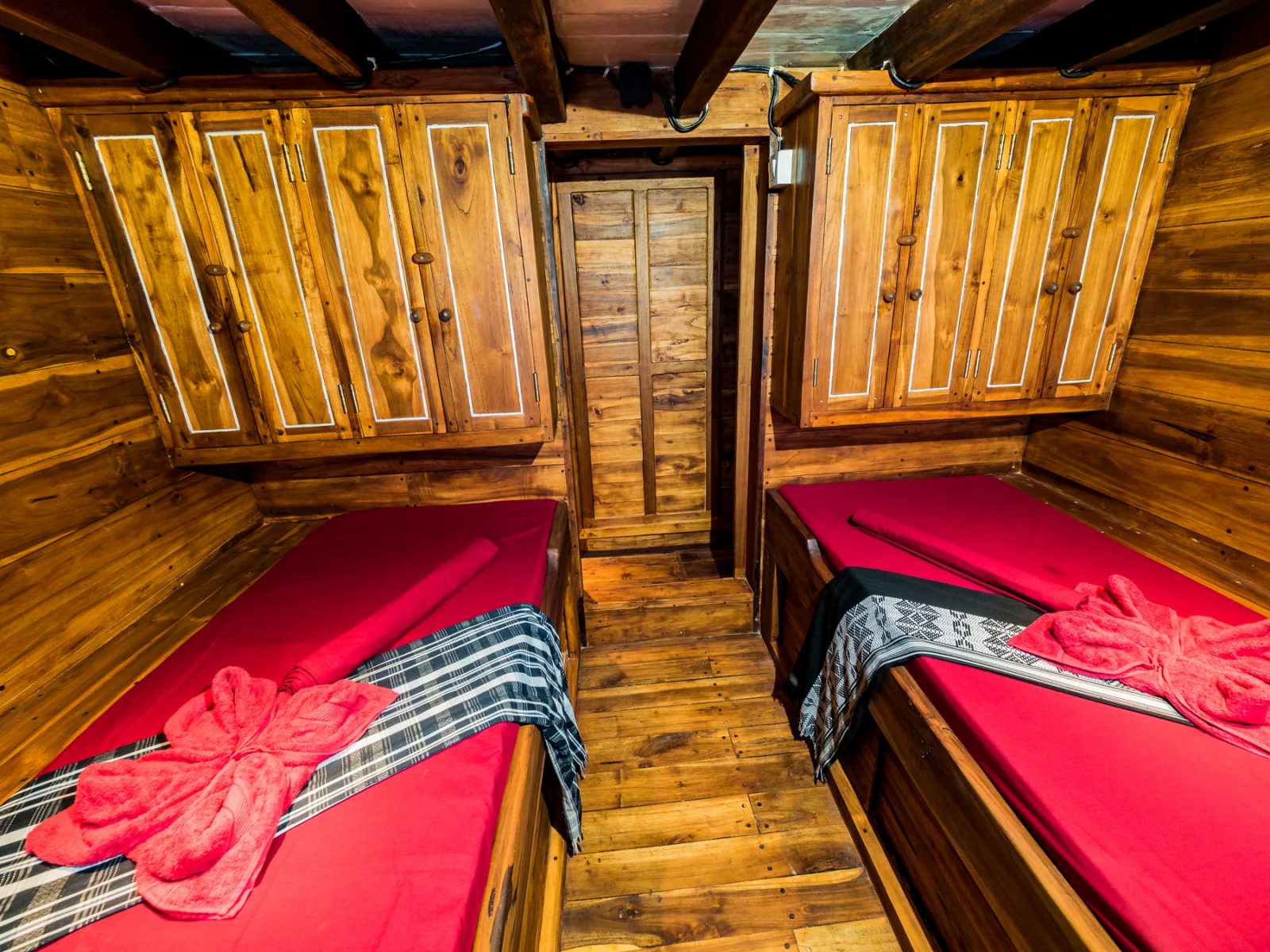 Twin Cabin cabin aboard Akomo Isseki liveaboard