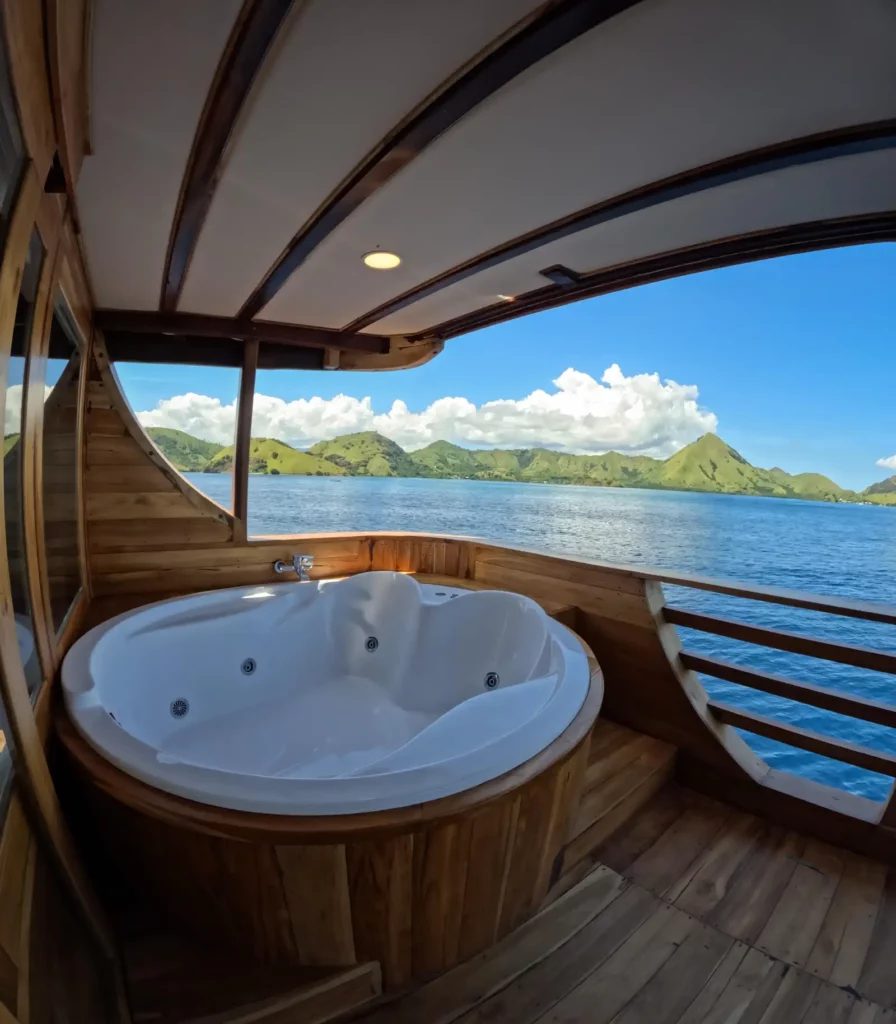 MALACCA I cabin aboard Raffles liveaboard