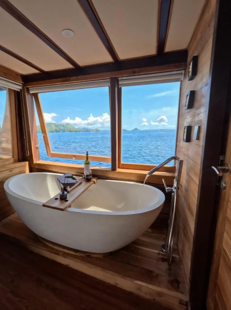 MALACCA II cabin aboard Raffles liveaboard