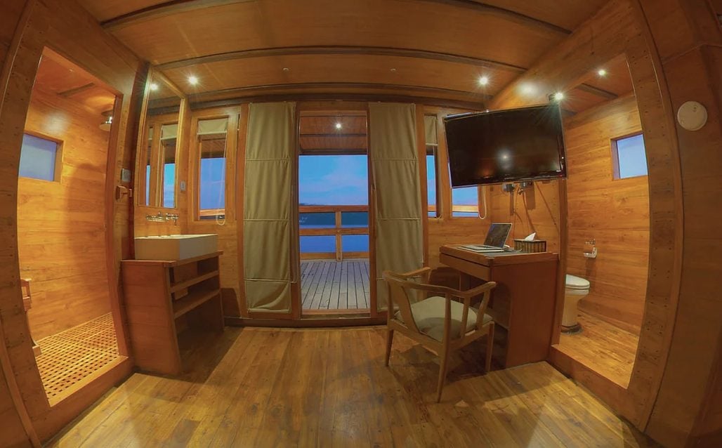 Master Cabin – Cabin 6 (Main Deck) cabin aboard Damai II liveaboard