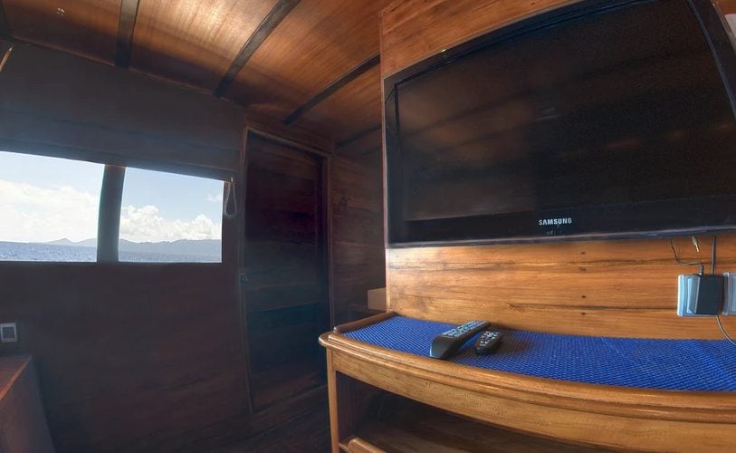 King or Twin Bed Cabin – Cabin 7 (Upper Deck) cabin aboard Damai II liveaboard