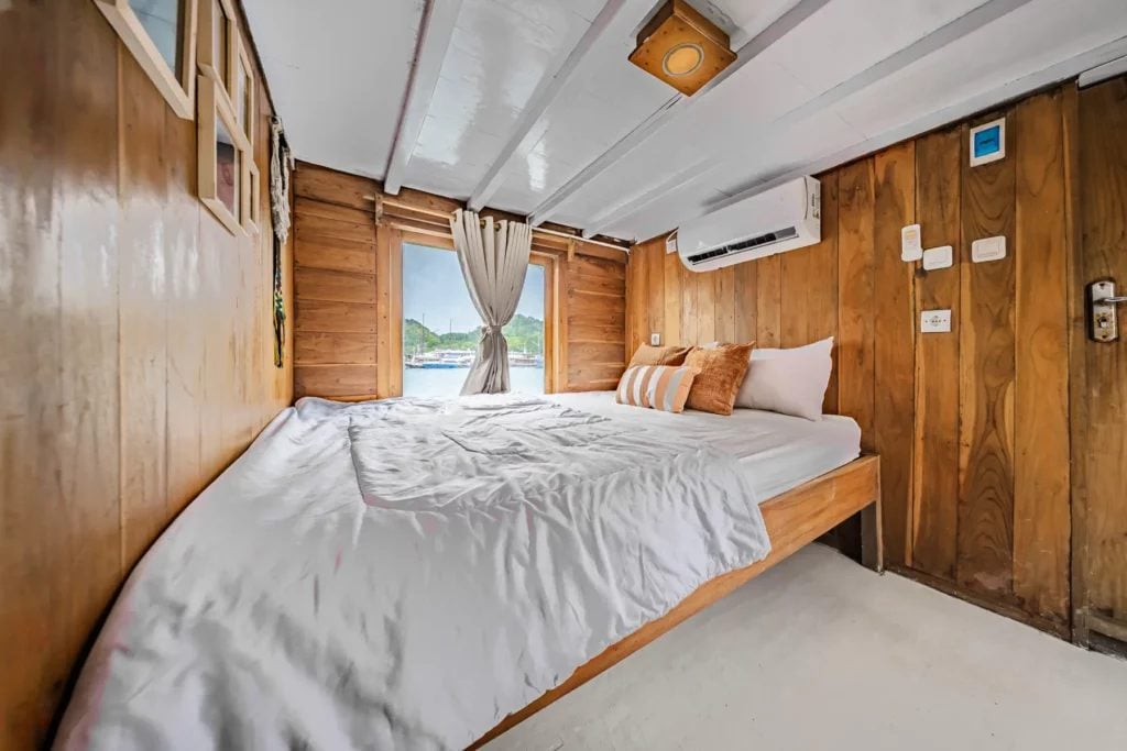 Brown Private Cabin 90 cabin aboard Dunia Baru liveaboard