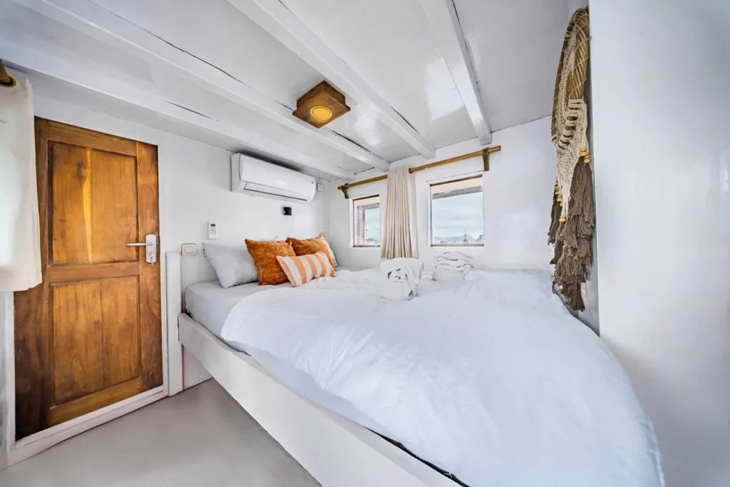 White Private Cabin 90 cabin aboard Dunia Baru liveaboard