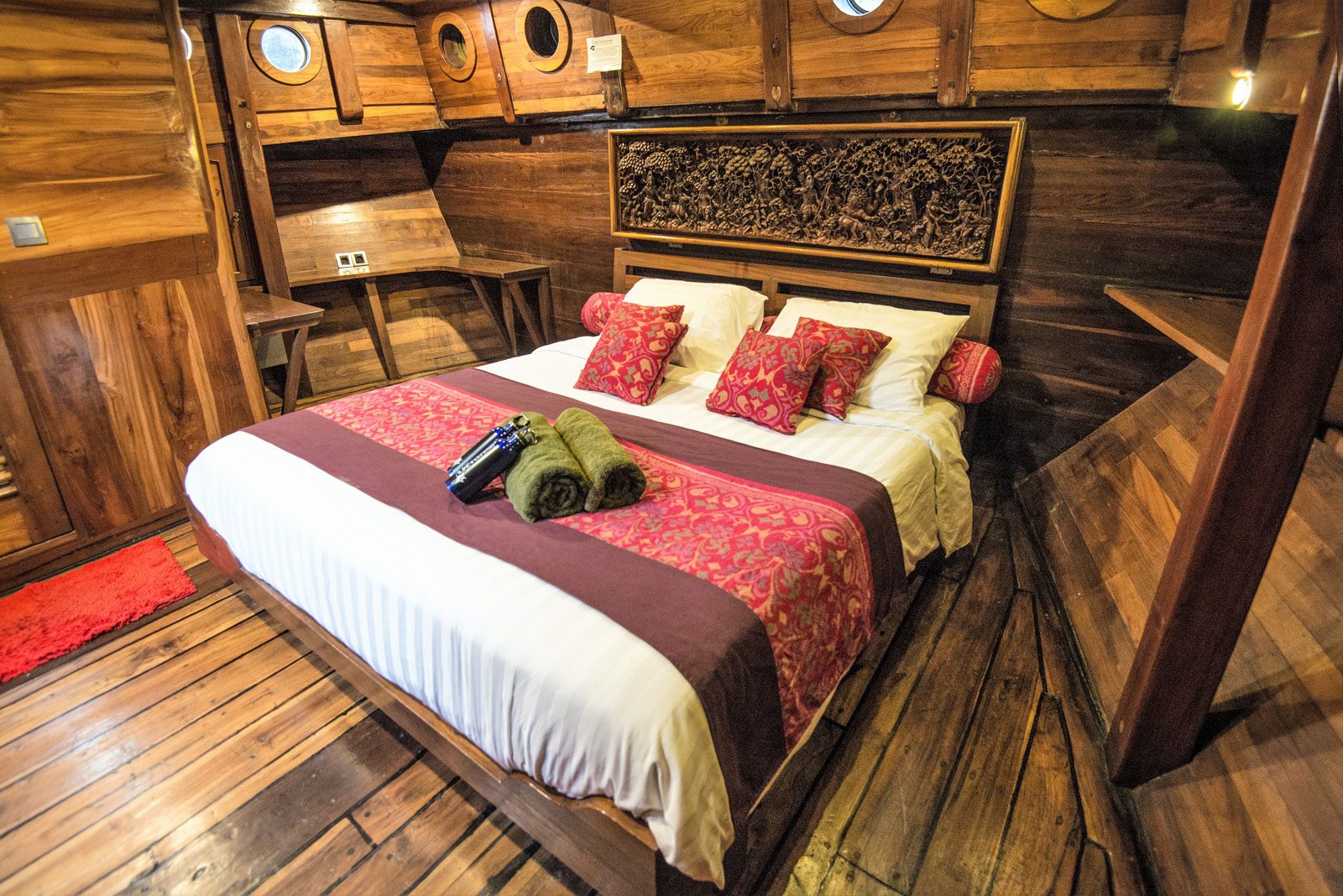 Suite cabin aboard Ilike liveaboard