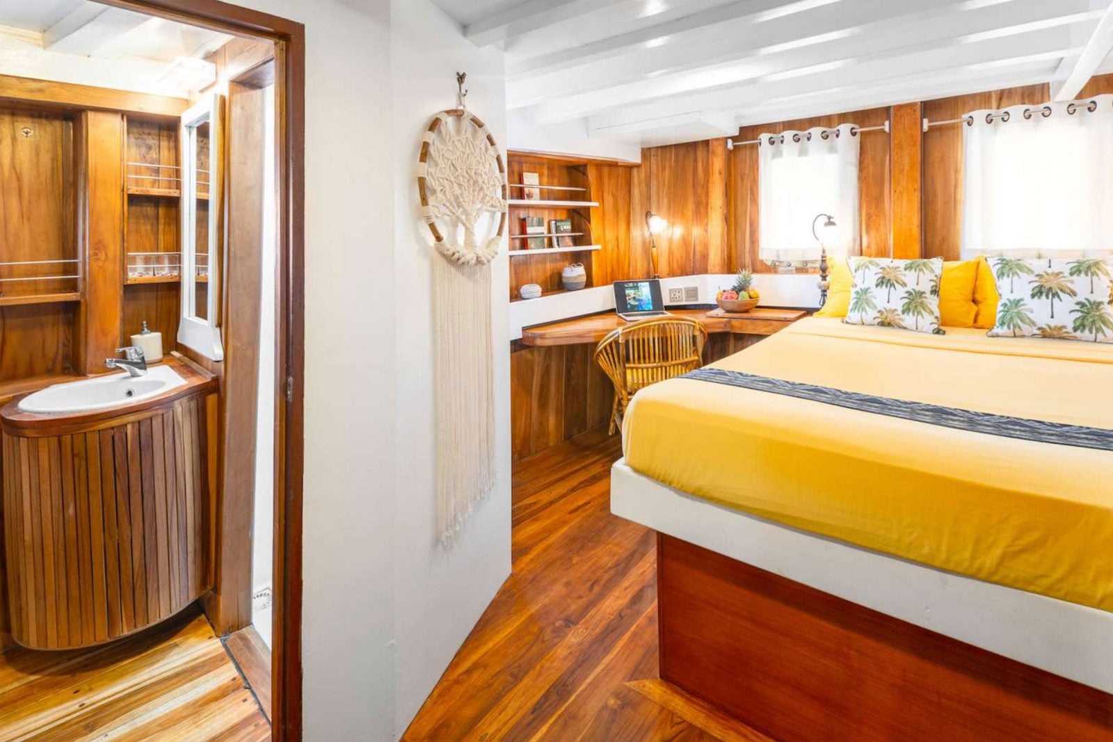 Sea View Double Bed cabin aboard MSY Seahorse liveaboard
