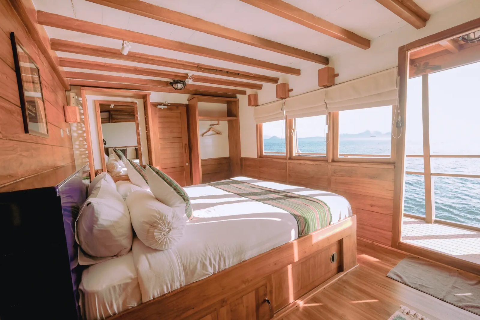 Master Suite cabin aboard Lotus Malaillo liveaboard