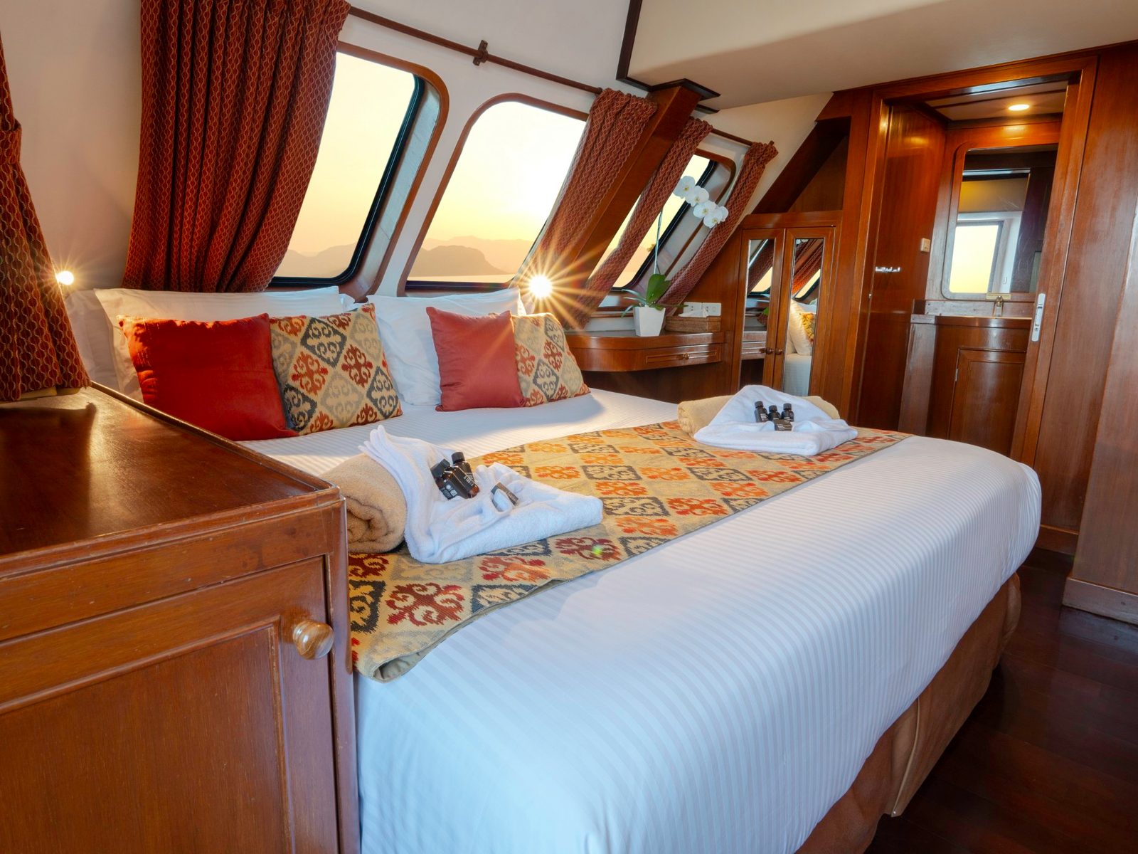 Master Cabin cabin aboard Mermaid I liveaboard