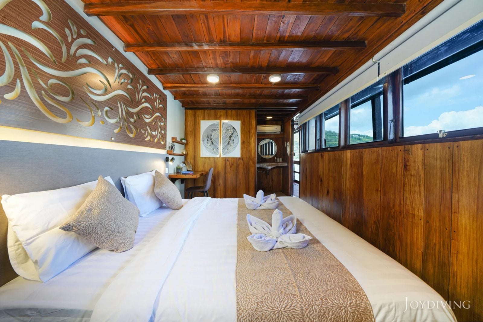 Upper Deck Room cabin aboard Mola Mola 1 liveaboard