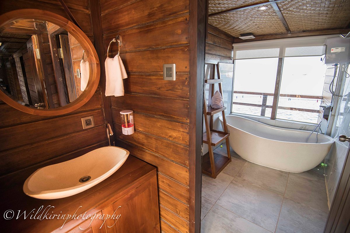 Master Cabin cabin aboard Neomi Cruise liveaboard
