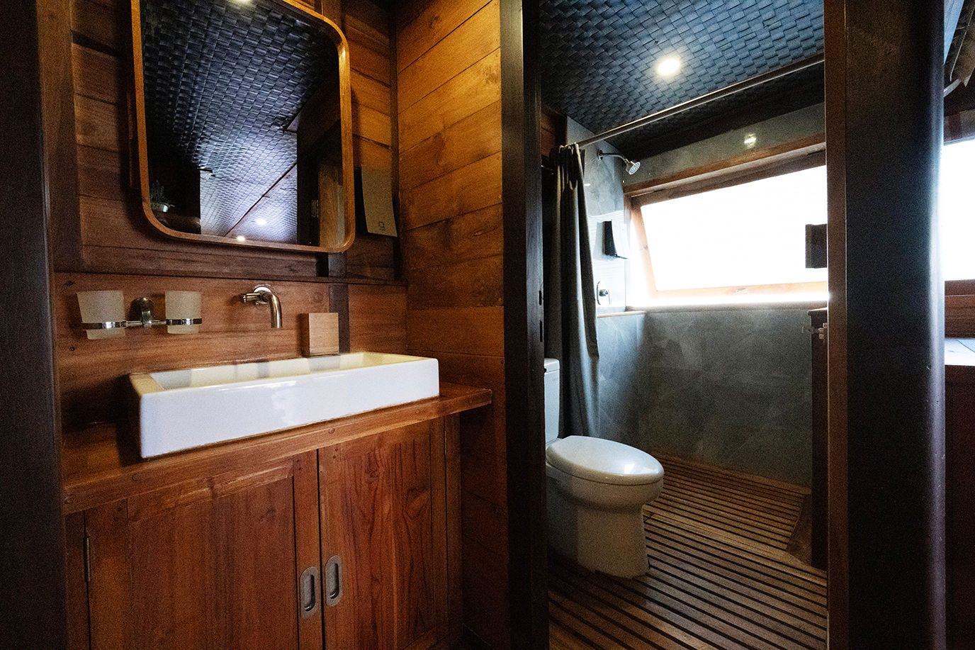 Deluxe Sea View cabin aboard Neptune One liveaboard