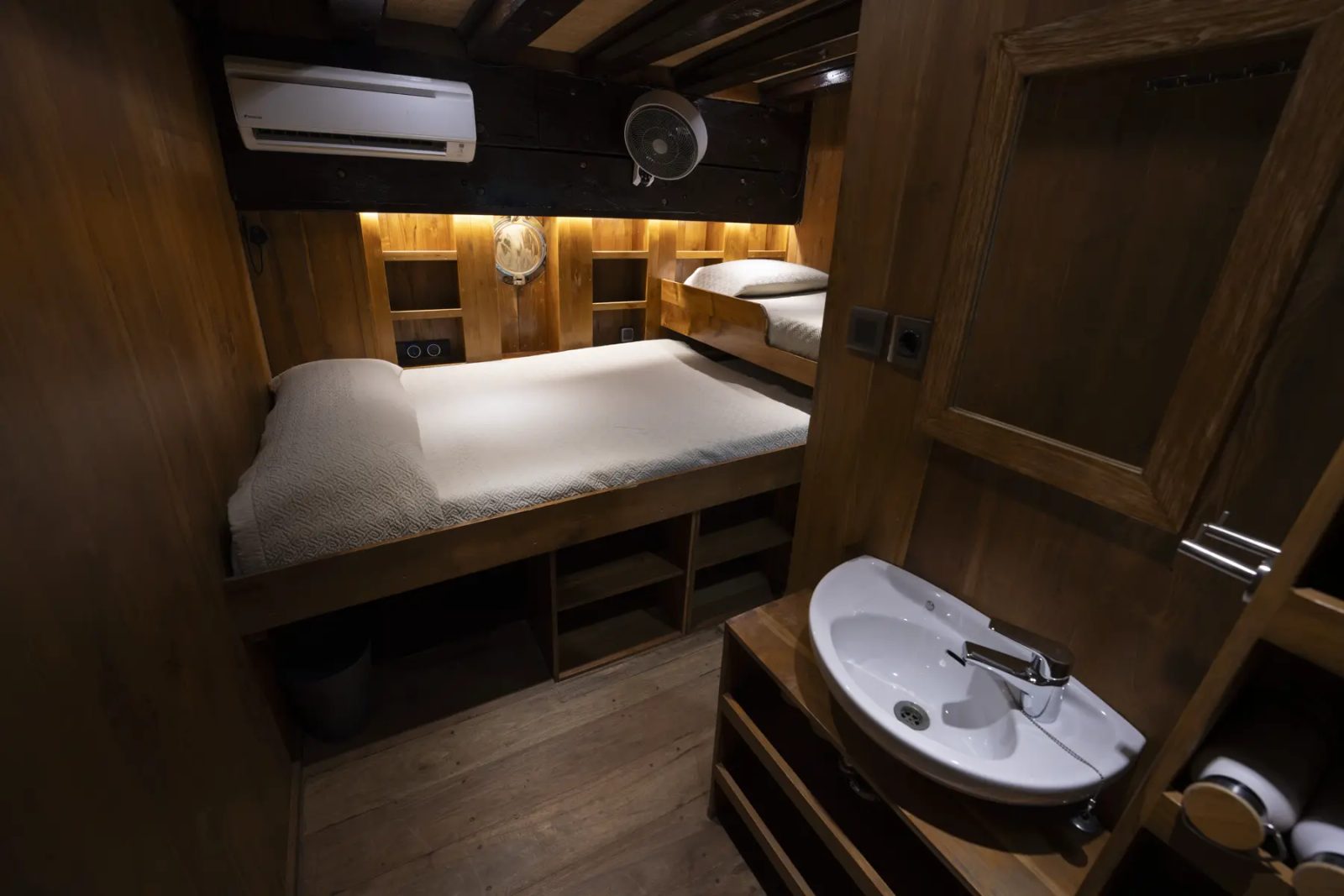 Lower Double cabin aboard Pindito liveaboard