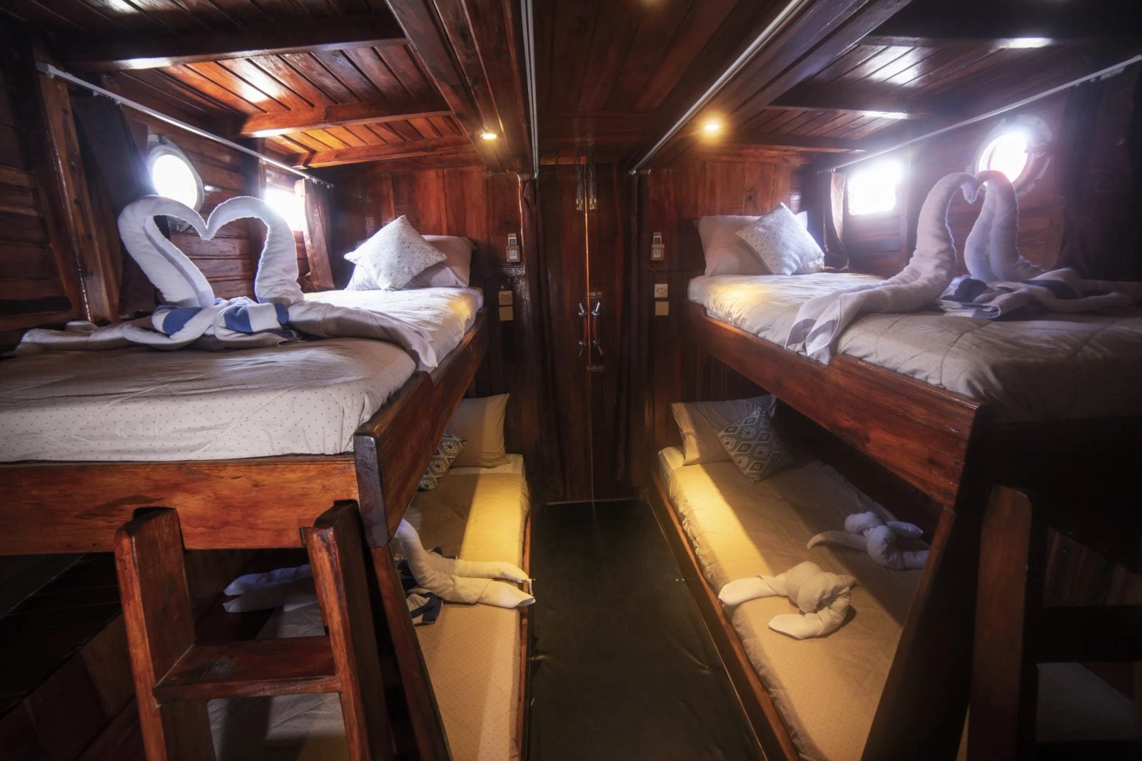 Quad Bunk Cabin cabin aboard Queenesia I liveaboard