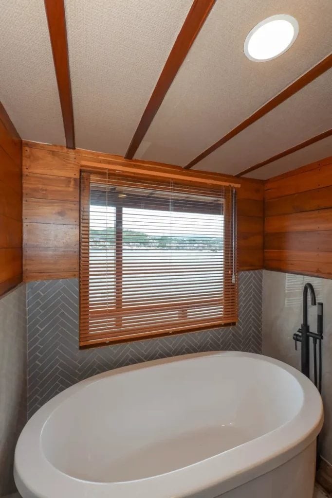 Deluxe cabin aboard Elrora liveaboard