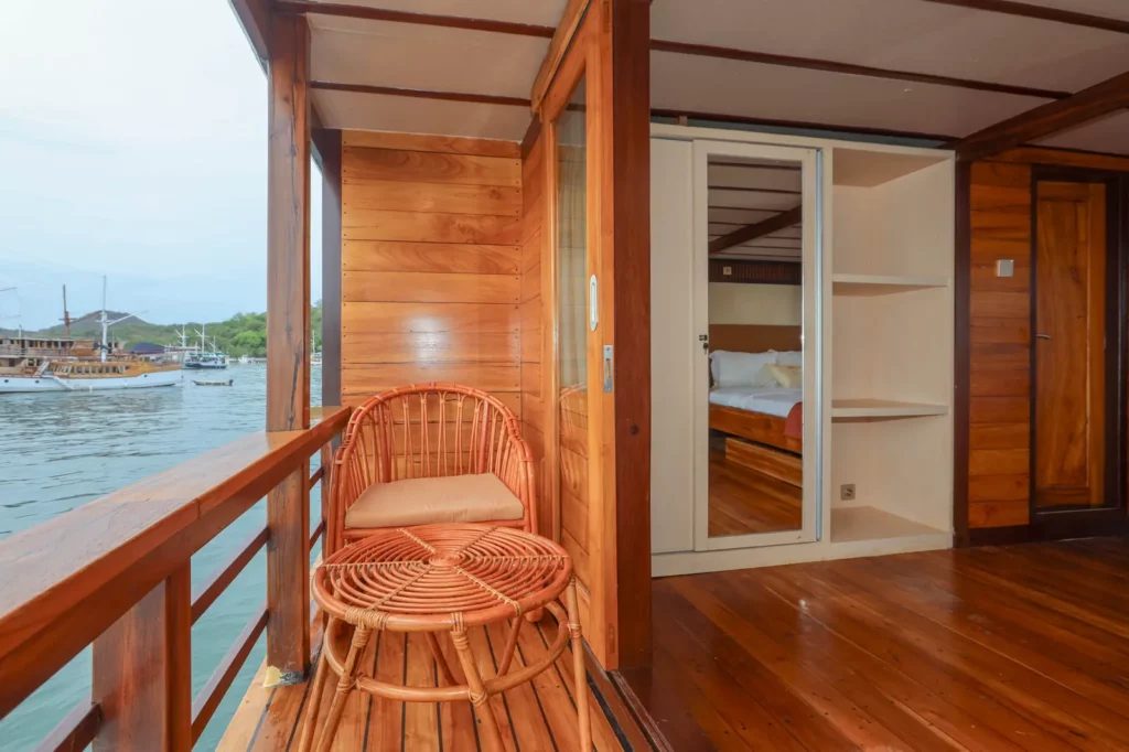 Deluxe cabin aboard Elrora liveaboard