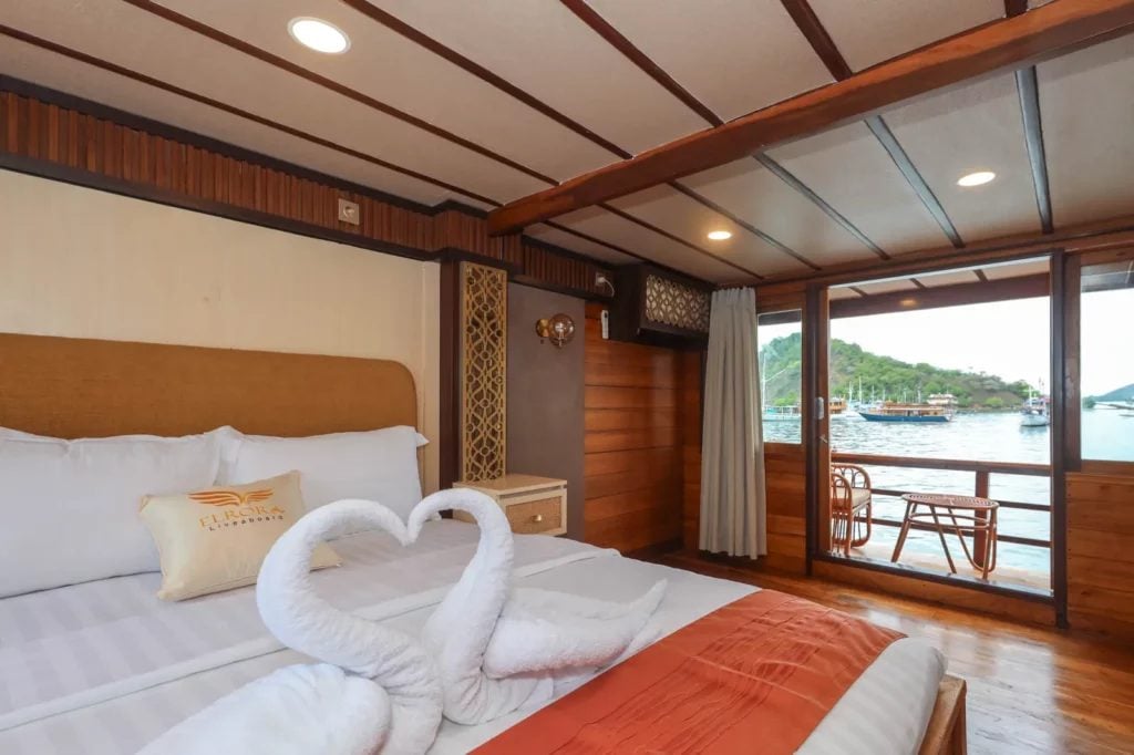Deluxe cabin aboard Elrora liveaboard