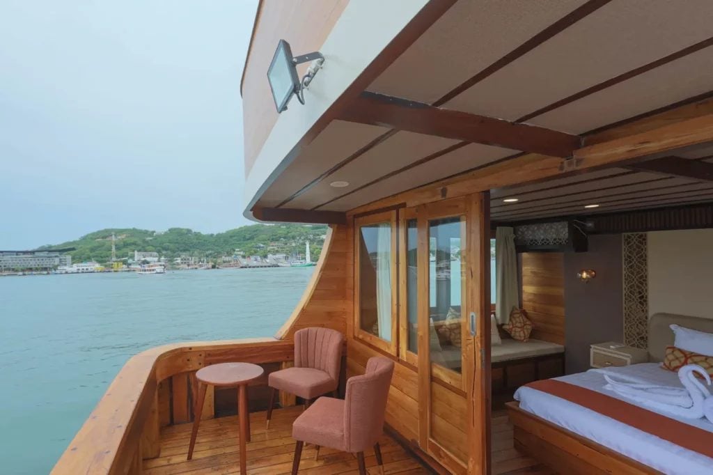 Master Cabin cabin aboard Elrora liveaboard
