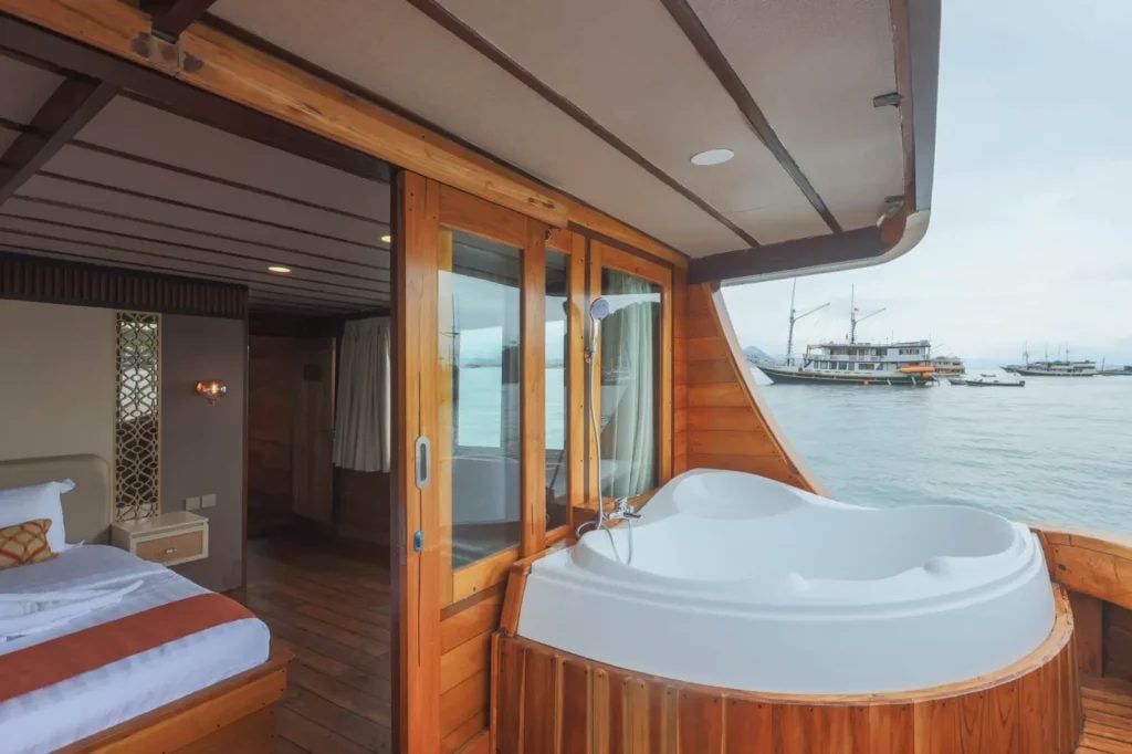 Master Cabin cabin aboard Elrora liveaboard